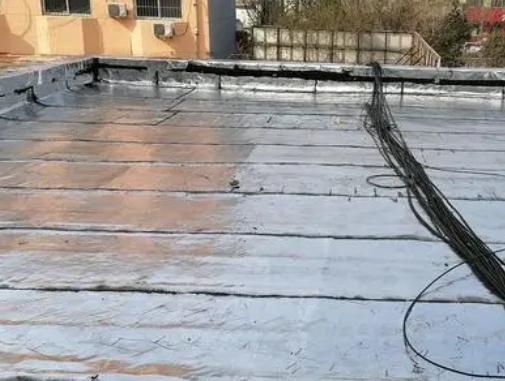 夹江卫生间漏水维修公司分享下夹江屋面楼顶防水刚性防水层施工要点。